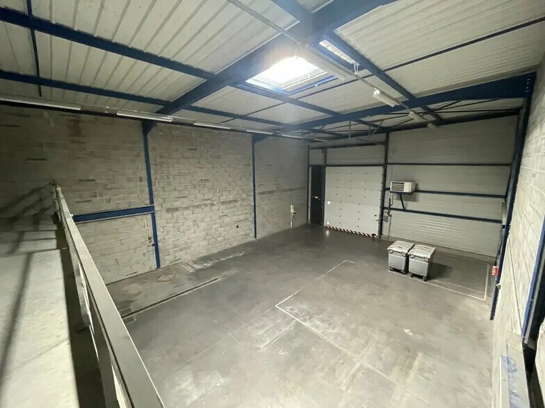 Local d’activités dans Échirolles à louer - Photo de l’immeuble – Image 3 sur 4