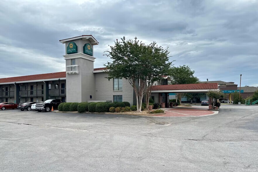 Wyndham Flagged Hotel & NNN Restaurant portefeuille de 2 biens à vendre sur LoopNet.fr - Photo de l’immeuble – Image 3 sur 21