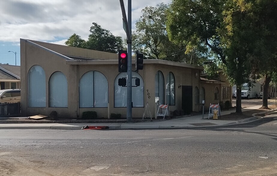 700 Scenic Dr, Modesto, CA à louer - Photo de l’immeuble – Image 1 sur 3