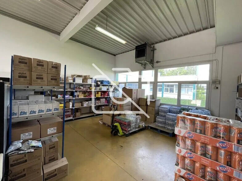 Local d’activités dans Trappes à louer - Photo de l’immeuble – Image 3 sur 14