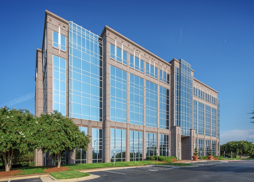2815 Coliseum Centre Dr, Charlotte, NC à louer - Photo de l’immeuble – Image 2 sur 14