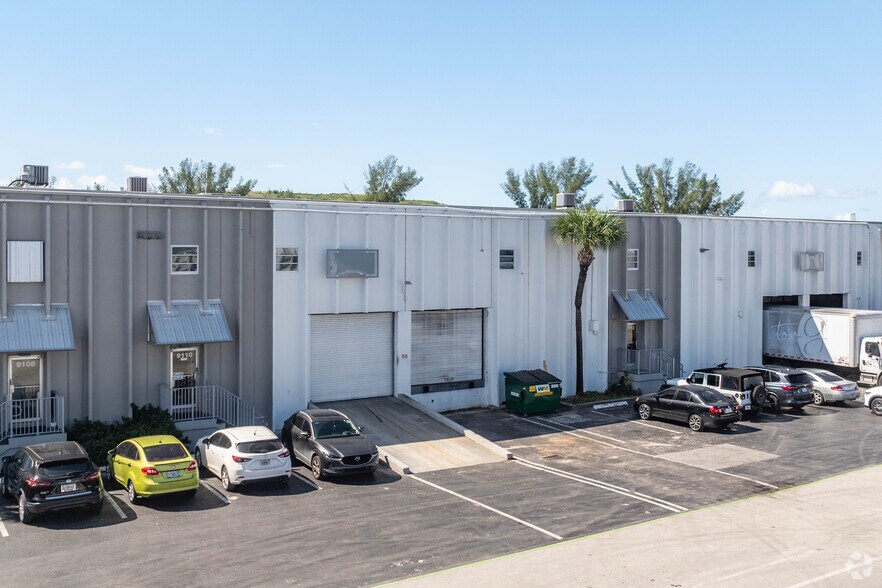 9014-9112 NW 105th Way, Medley, FL à louer - Photo de l’immeuble – Image 3 sur 4