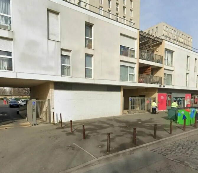 Local commercial dans Stains à louer - Photo de l’immeuble – Image 1 sur 4