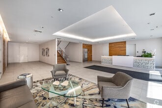 60-15 Little Neck Pky, Little Neck, NY à louer Photo intérieure– Image 2 sur 6