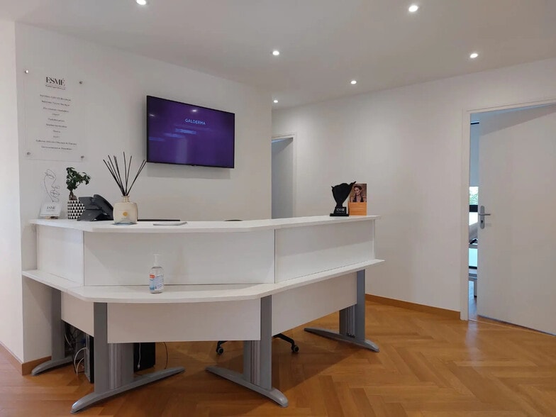 Bureau dans Six-Fours-les-Plages à vendre - Photo de l’immeuble – Image 2 sur 6