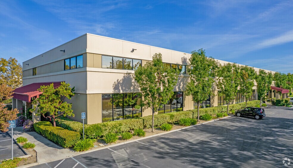 2055 Junction Ave, San Jose, CA à vendre - Photo de l’immeuble – Image 2 sur 27