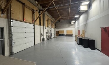 6019-6033 3 St SE, Calgary, AB à louer Photo intérieure– Image 2 sur 4