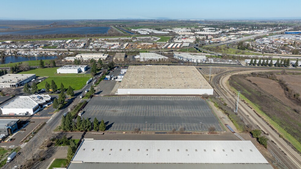 1401 Parkway Blvd, West Sacramento, CA à louer - Photo principale – Image 1 sur 5