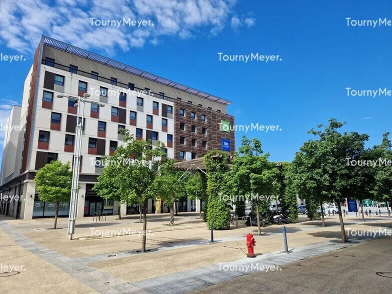 Local commercial dans Nîmes à louer - Photo de l’immeuble – Image 1 sur 4