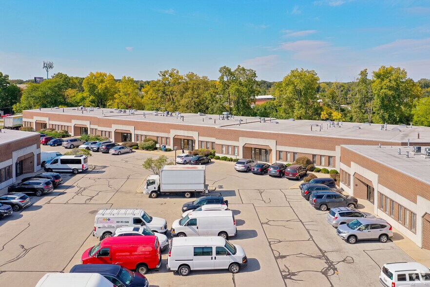 4300 Regency Dr, Glenview, IL à louer - Photo de l’immeuble – Image 2 sur 5