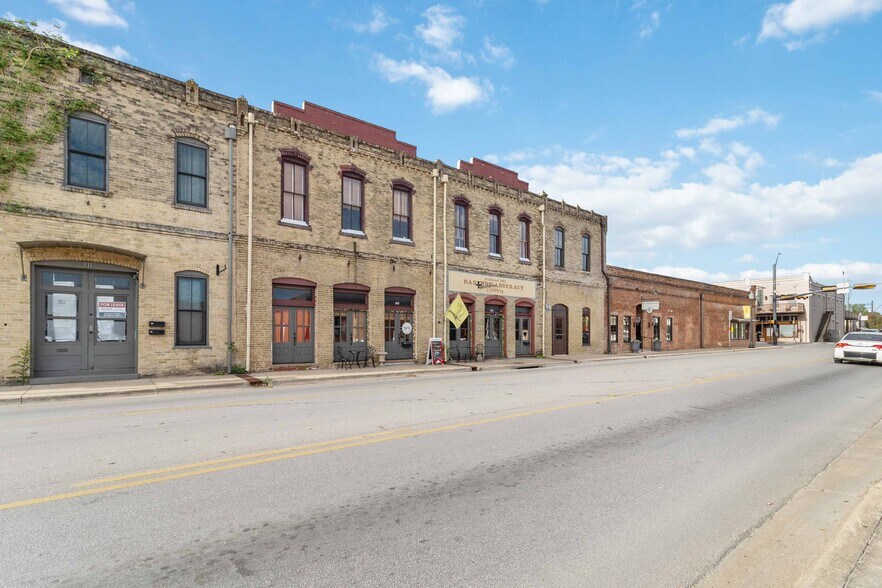 709 Chestnut St, Bastrop, TX à vendre - Photo de l’immeuble – Image 3 sur 44