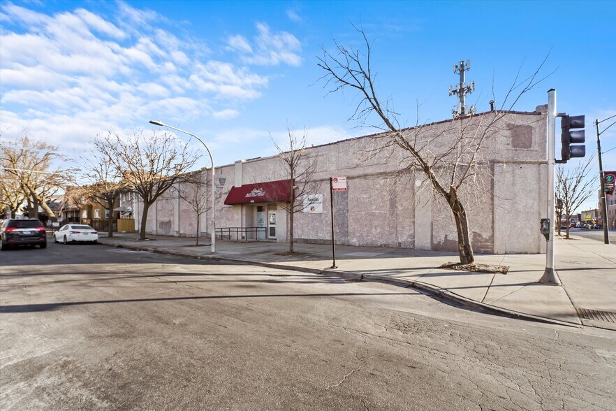 5352 W Chicago Ave, Chicago, IL à vendre - Photo de l’immeuble – Image 2 sur 15