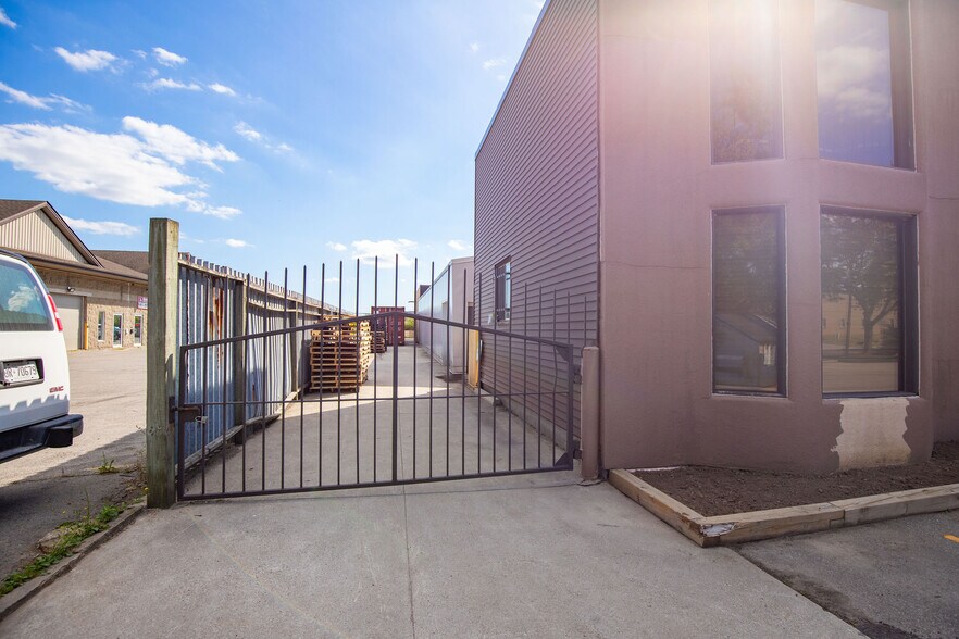 190 Hempstead Dr, Hamilton, ON à vendre - Photo de l’immeuble – Image 3 sur 23