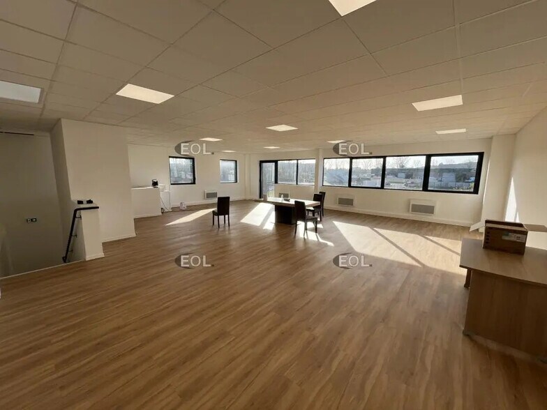 Local d’activités dans Plaisir à louer - Photo intérieure – Image 3 sur 7