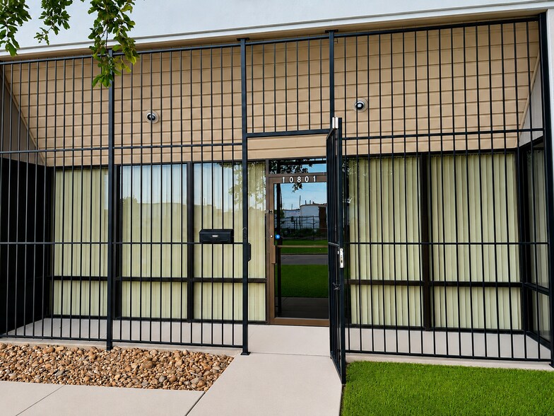 10801 Brooklet Dr, Houston, TX à louer - Photo de l’immeuble – Image 2 sur 16