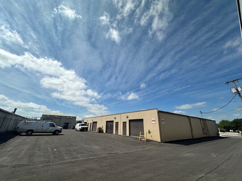 10800-10812 Hillpoint Dr, San Antonio, TX à louer - Photo de l’immeuble – Image 3 sur 8