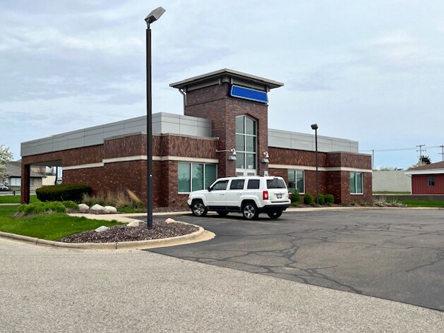 857 4 Mile Rd, Grand Rapids, MI à vendre - Photo de l’immeuble – Image 2 sur 2