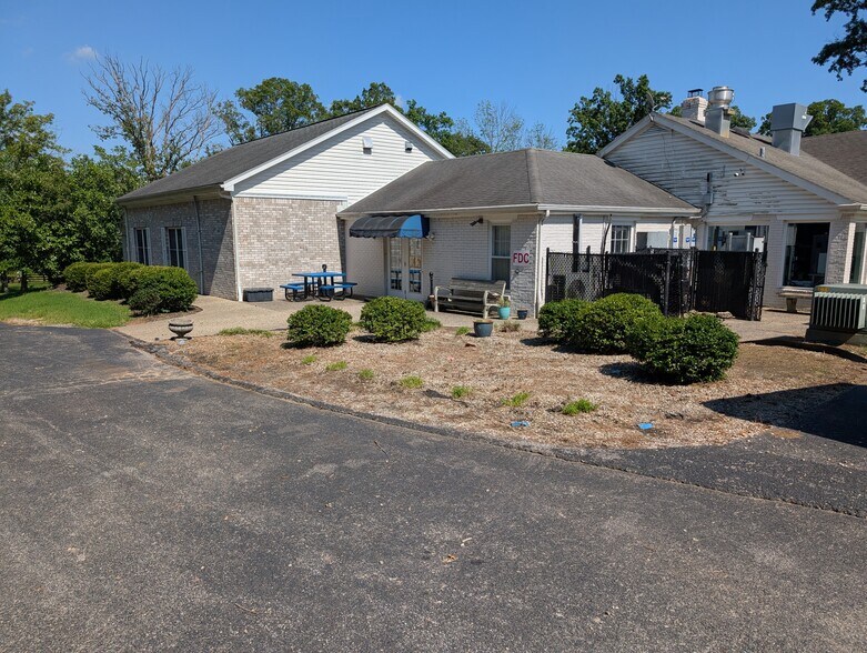 2210 Tucker Station Rd, Louisville, KY à vendre - Photo de l’immeuble – Image 3 sur 27