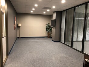 10701 Corporate Dr, Stafford, TX à louer Photo de l’immeuble– Image 1 sur 2