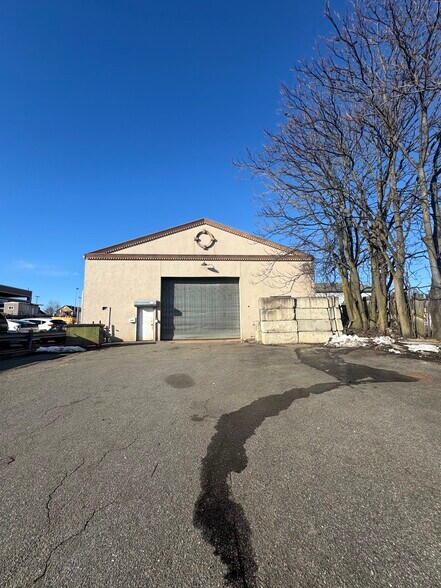 349 Union Ave, Westbury, NY à vendre - Photo de l’immeuble – Image 2 sur 15