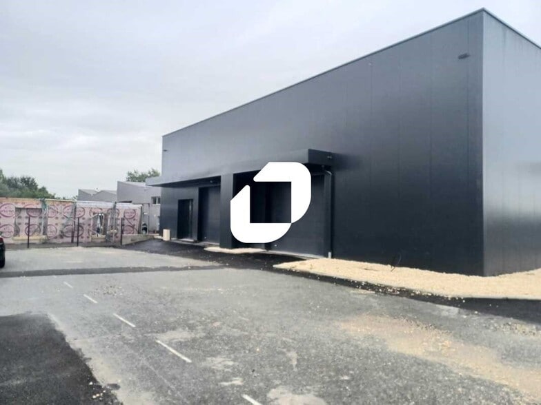 Local d’activités dans Baurech à louer - Photo de l’immeuble – Image 3 sur 9