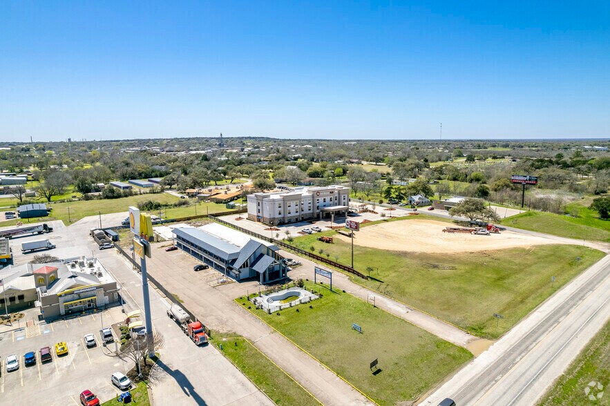 310 E I 10 Frontage Rd, Flatonia, TX à vendre - Aérien – Image 2 sur 13