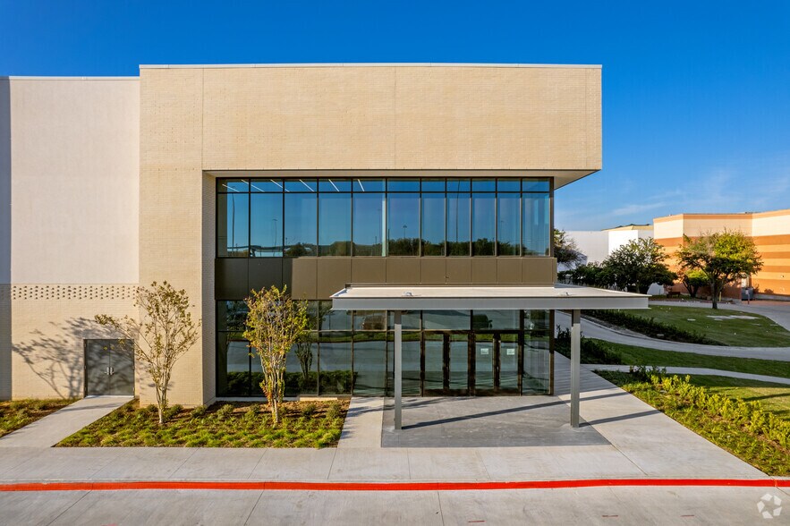 3560 W Camp Wisdom Rd, Dallas, TX à louer - Photo de l’immeuble – Image 3 sur 20