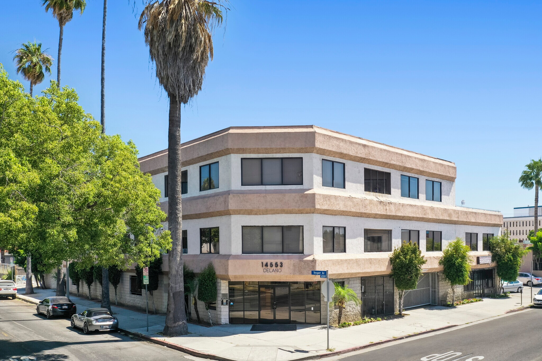 14553 Delano St, Van Nuys, CA à louer Photo principale– Image 1 sur 15