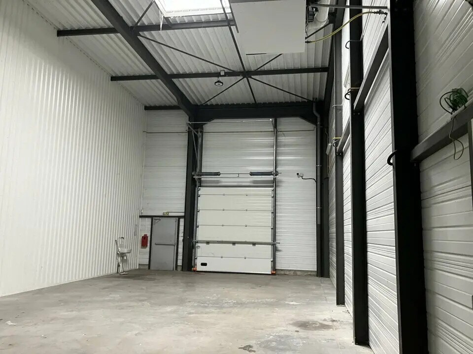 Local d’activités dans Saint-Priest à louer Photo de l’immeuble– Image 1 sur 10