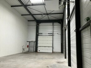 Local d’activités dans Saint-Priest à louer Photo de l’immeuble– Image 1 sur 10