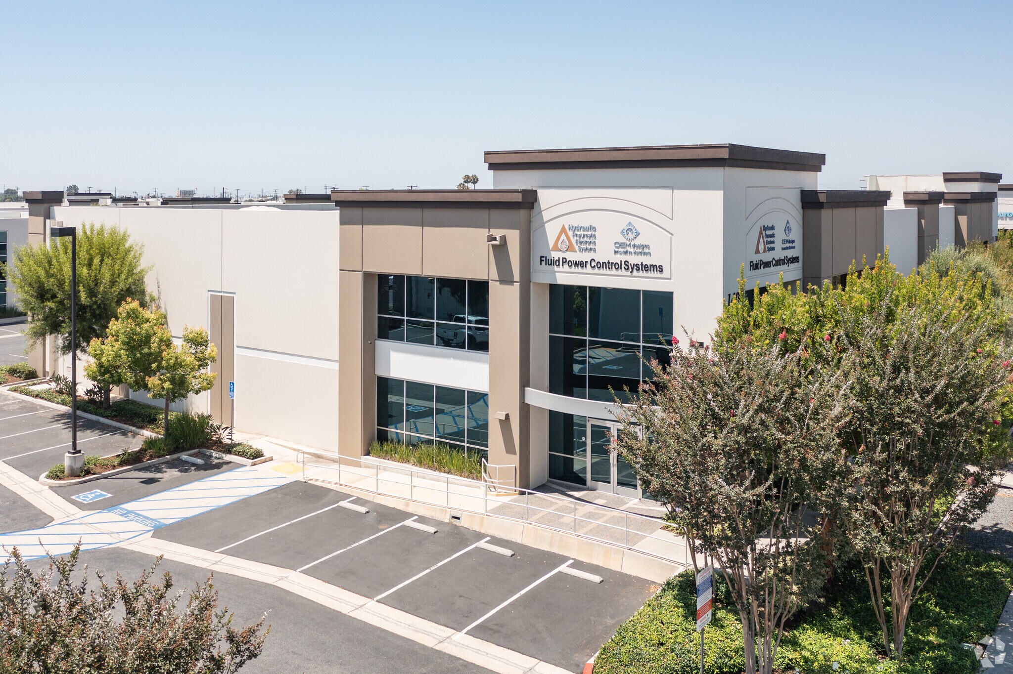 1400 E Valencia Dr, Fullerton, CA à louer Photo principale– Image 1 sur 6