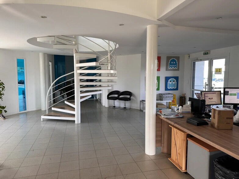 Bureau dans Beaucouzé à louer - Hall d’entrée – Image 2 sur 5