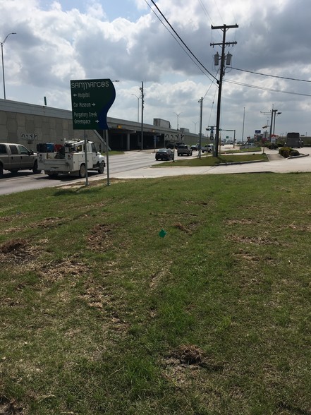2030 N IH 35, San Marcos, TX à vendre - Photo de l’immeuble – Image 2 sur 8