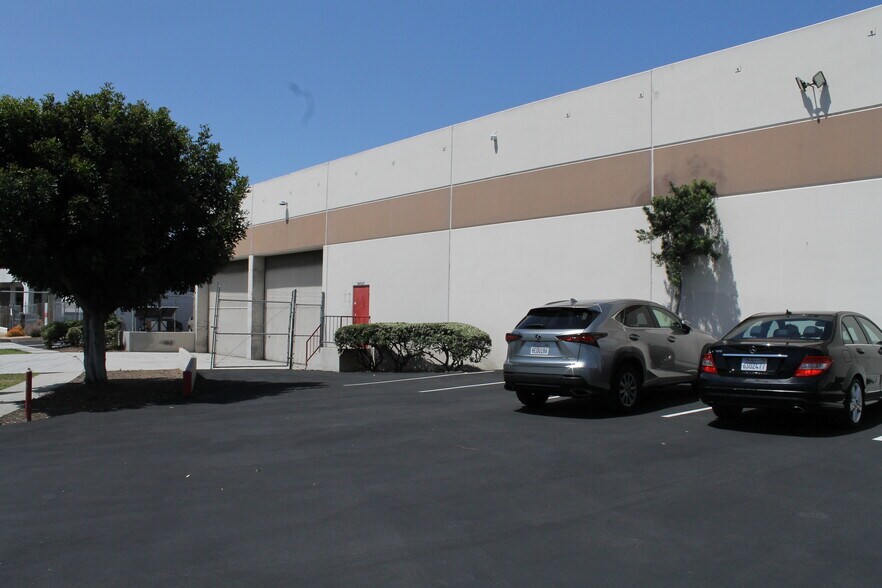 18737 S Reyes Ave, East Rancho Dominguez, CA à vendre - Photo de l’immeuble – Image 3 sur 68
