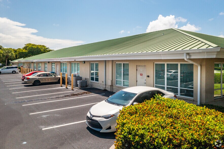 6811 Palisades Park Ct, Fort Myers, FL à louer - Photo de l’immeuble – Image 2 sur 4