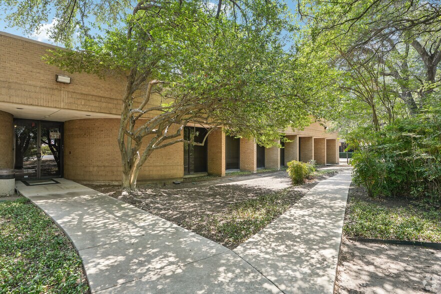 9250 Amberton Pky, Dallas, TX à louer - Photo de l’immeuble – Image 3 sur 8