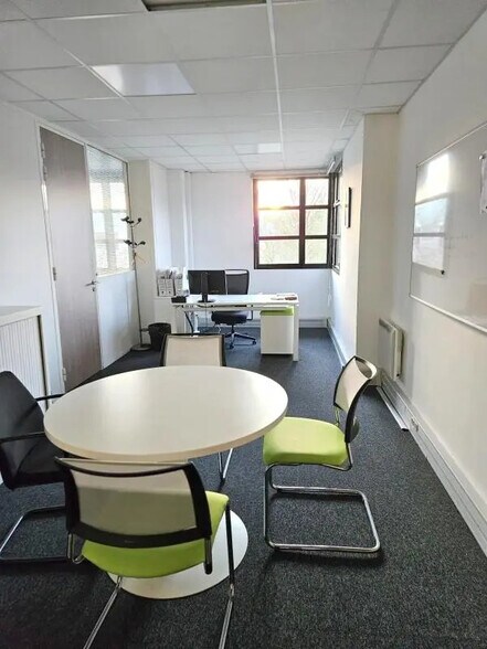 Bureau dans Guyancourt à vendre - Photo de l’immeuble – Image 3 sur 22