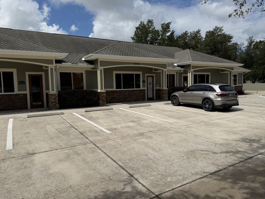 1213 County Road 466A, Fruitland Park, FL à louer Photo de l’immeuble– Image 1 sur 15