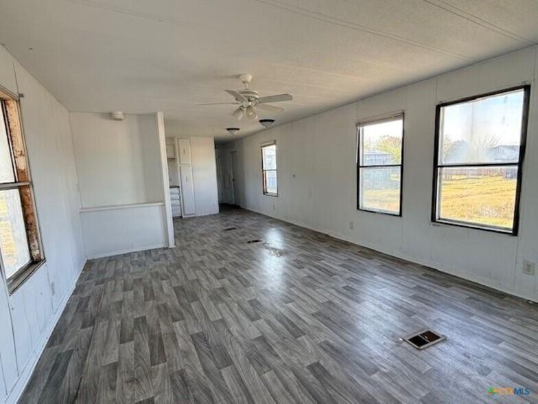 135 Creekway Ln, Seguin, TX à vendre - Photo de l’immeuble – Image 2 sur 5