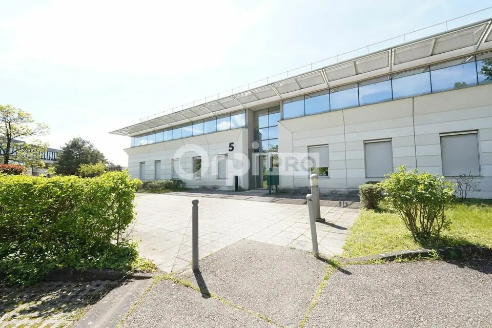 5 Rue Edison, Bron à louer Photo de l’immeuble– Image 1 sur 12