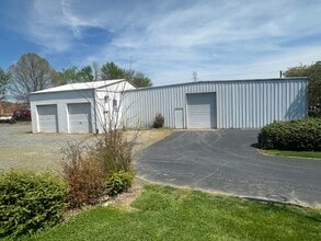 2421 Spaugh Industrial Dr, Winston-Salem, NC à louer Photo de l’immeuble– Image 2 sur 10