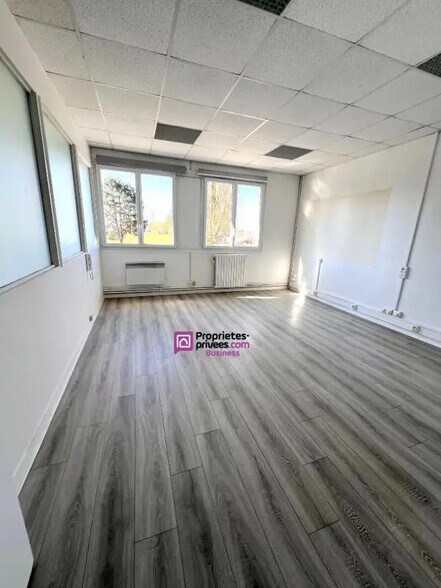 Local d'activités dans Creil à vendre - Photo de l’immeuble – Image 3 sur 5