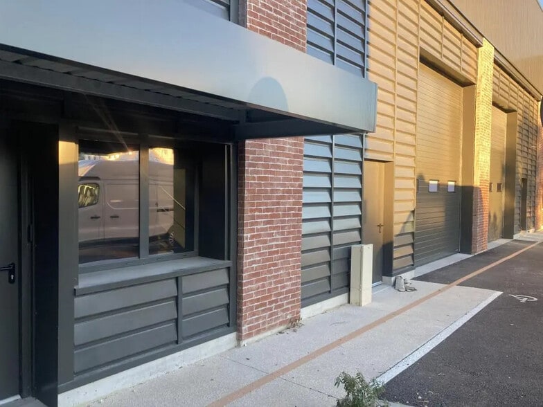 Local d'activités dans Signes à vendre - Photo de l’immeuble – Image 2 sur 7