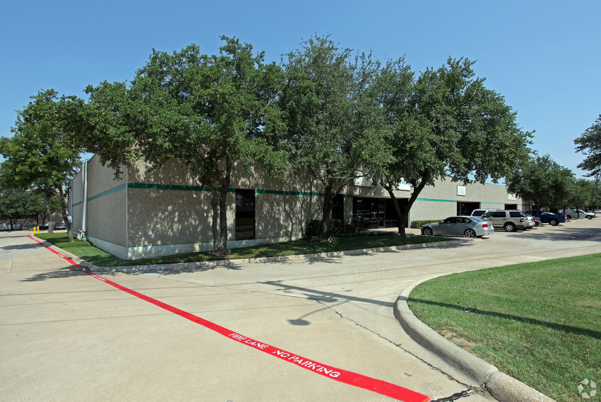 12901-12919 Valley Branch Ln, Farmers Branch, TX à louer Photo de l’immeuble– Image 1 sur 4