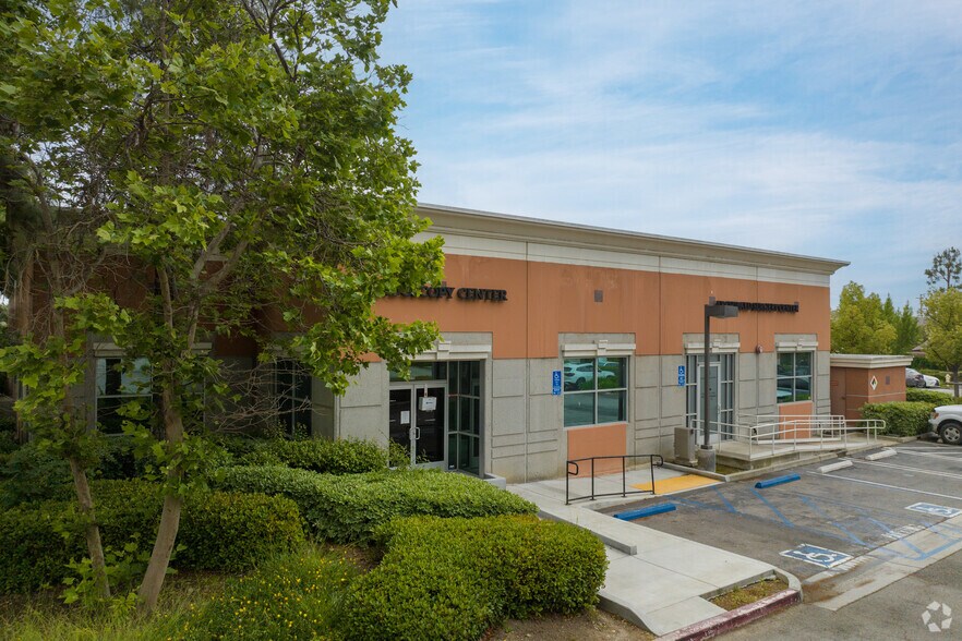 9674 Archibald Ave, Rancho Cucamonga, CA à vendre - Photo de l’immeuble – Image 2 sur 6