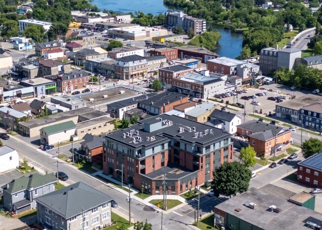 7 Maple Av, Smiths Falls, ON à louer - Photo de l’immeuble – Image 1 sur 8