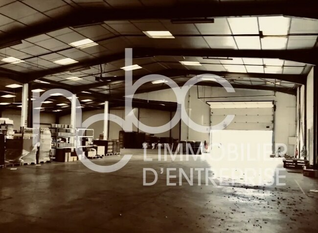 Plus de détails pour Local d’activités à vendre