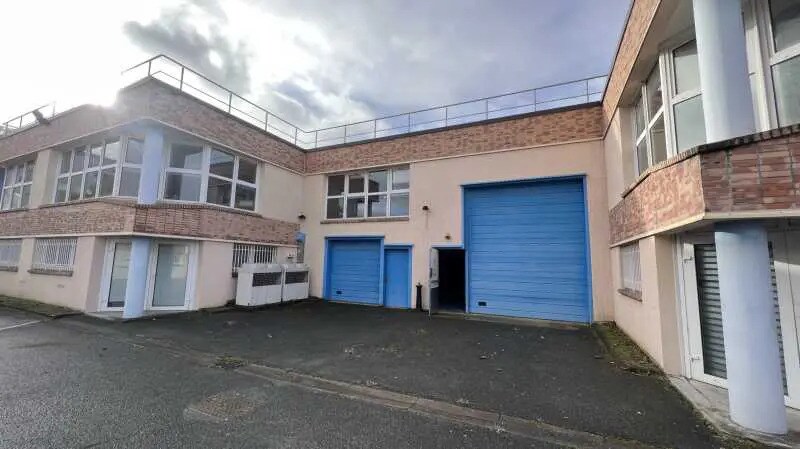 Local d’activités dans Ivry-sur-Seine à louer - Photo de l’immeuble – Image 2 sur 13