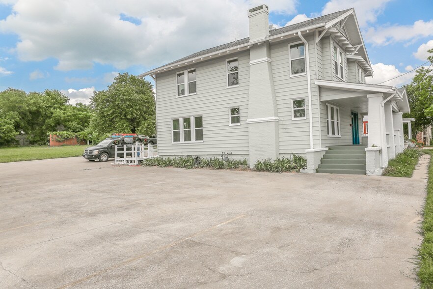 209 E University Dr, Denton, TX à louer - Photo de l’immeuble – Image 3 sur 26