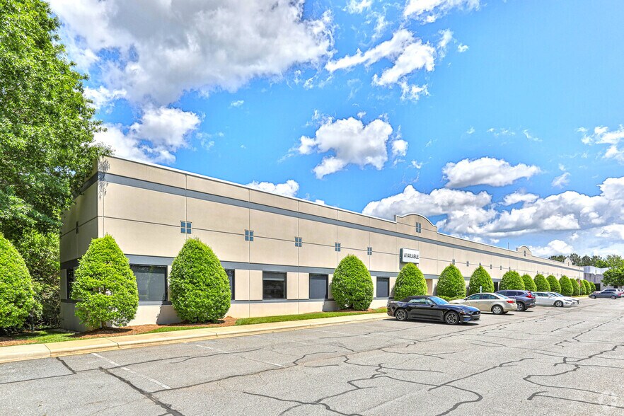 3140 Yorkmont Rd, Charlotte, NC à louer - Photo de l’immeuble – Image 1 sur 5